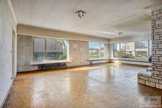 Interessant gelegen totaalrenovatie op prachtig perceel van 969 m² te centrum Heist-op-den-Berg.<br /><br />Deze gunstig gelegen laagbouwwoning situeert zich op wandelafstand van het centrum, waar alle plaatselijke kleinhandel, scholen en openbaar vervoer binnen handbereik zijn. Tevens vlotte verbinding met omliggende gemeenten alsook opritten autostrade.<br /><br />We betreden de woning langs de inkomhal. Vervolgens komen we in de ruime leefruimte met eetkamer, salon en tal van karaktervolle elementen. De leefruimte geeft op haar beurt toegang tot de te renoveren keuken met aansluitende veranda. Deze geeft een uniek en rustgevend uitzicht over de riante tuin. Terug in de inkomhal biedt de nachthal toegang tot de te renoveren badkamer, 2 ruime slaapkamers en aparte bureauruimte (mogelijkheid tot 3 de slaapkamer).<br /><br />De zijdelings gelegen oprit, geeft toegang tot de inpandige garage dewelke langs achter bereikbaar is. Via de garage betreden we de volledige kelderverdieping dewelke zorgt voor extra opbergmogelijkheden.<br /><br />Het EPC label F zorgt ervoor dat de woning een grondige, energetische renovatie dient te ondergaan. De ruime bouwvoorschriften zorgen voor een enorm verbouwingspotentieel.<br /><br />Bent u ook opzoek naar een veelzijdige woning, op een toplocatie te Heist-op-den-Berg, die u volledig kan inrichten naar eigen smaak en voorkeur? Kom dan de mogelijkheden van deze ruwe diamant snel ontdekken tijdens een bezoek ter plaatse.