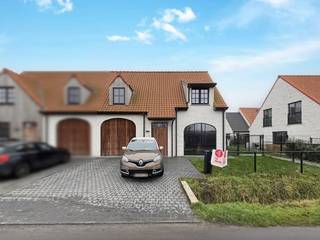 In de Zomerweg te Veurne vinden we deze halfopen bebouwing met 3 slaapkamers, inpandige garage en zonnige tuin te huur. De woning is gelegen in het pittoreske Beauvoorde.De woning is instapklaar afgewerkt met hoogwaardige en kwalitatieve materialen, met oog voor belangrijke details.INDELING:>Gelijkvloers:- Inkom met gastentoilet voorzien van lavabo;- Sfeervolle leefruimte met knusse zithoek en eetplaats (35m²);- Open geïnstalleerde keuken met kookeiland (22m²);- Ruime inpandige garage met automatische poort en aansluiting wasmachine (20m²);- Zonnige tuin (85m²);- Grote oprit met plaats voor twee wagens> Eerste verdieping:- 3 slaapkamers waarvan één met dressingruimte;- Badkamer met douche, ligbad en dubbel wasmeubel en toilet.Op de tweede verdieping bevindt zich nog een zolder.Beschikbaar vanaf 01/09/2026TROEVEN:- Rustige ligging doch nabij Veurne, de kust en E40;- Energiezuinige woning (EPC A);- Hoogwaardige afwerking;- Voorzien van zonnepanelen, vloerverwarming, regenput, waterontharder, ventilatiesysteem, etc.- Zonnige tuin.Ben je geïnteresseerd in dit pand te huur in Beauvoorde (Veurne)? Ga naar de website www.dewaele.com, klik op het pand dat je wenst te huren. Via de rode knop "vraag je bezoek aan" vragen we u kort een profiel in te vullen. Daarna nemen we contact op voor een bezoek. Telefonisch kunnen er geen afspraken gemaakt worden.