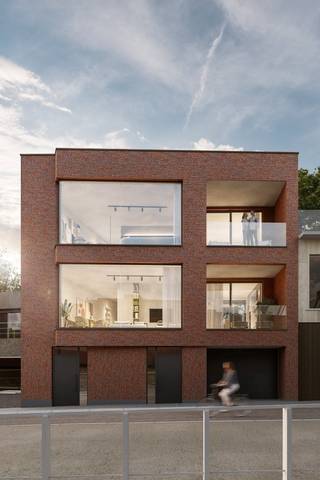 Aan de Leie, in het bruisende hart van Overleie, verrijst een exclusief woonproject met slechts twee unieke stapelwoningen. Een uitzonderlijke kans voor wie op zoek is naar de ruimte van een woning, het comfort van een appartement en een toplocatie in Kortrijk.<br /><br />Word elke dag wakker met een panoramisch uitzicht op de Leie en geniet van een woonomgeving waar licht, ruimte en elegantie centraal staan. Royale glaspartijen brengen buiten naar binnen, terwijl hoogwaardige materialen, verfijnde afwerkingen en tijdloze architectuur zorgen voor een stijlvolle en duurzame woonbeleving. <br /><br />Deze exclusieve stapelwoningen combineren privacy en comfort op een unieke manier. Elke woning beschikt over een eigen private inkom op het gelijkvloers, aangevuld met praktische bergruimte voor fietsen en extra opslag. Via de lift of de trappenhal bereikt u rechtstreeks uw woning, waardoor rust en discretie gegarandeerd zijn.<br /><br />Met Eribo kiest u voor een persoonlijke aanpak waarbij kwaliteit en service vooropstaan. Van aankoop tot oplevering begeleiden we u bij elke stap. Samen selecteren we hoogwaardige materialen, exclusieve afwerkingen en tijdloze kleuren, zodat uw woning perfect aansluit bij uw wensen en levensstijl.<br /><br />Dit is wonen op het hoogste niveau: een kleinschalig project waar exclusiviteit, architectuur en een unieke ligging aan de Leie samenkomen. Ontdek een zeldzame woonkans op één van de meest gegeerde locaties van Kortrijk.<br /><br />Wilt u hier graag wonen? Maak dan nu snel een afspraak via ben@eribo.be of 0488/942.643.