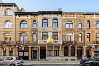 Achter de mooie gevel, deel van een eclectisch ensemble van vijf gelijkaardige woningen, in 1913 ontworpen door architect Jules Hofman, vindt u...