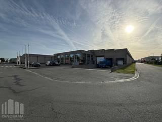 Bedrijfsgebouw te huur in Desteldonk in de onmiddelijke omgeving van de haven. De site geniet van een vlotte bereikbaarheid met de R4 en met een uitstekende verbinding naar de E17.<br /><br />De magazijnruimte van 1.800 m² beschikt over een vrije hoogte van 6 meter en is uitgerust met 2 laadkades, 2 automatische sectionale poorten, een polybetonvloer en lichtstraten met rookluiken. Het magazijn is voorzien van warmteluchtblazers en beschikt over een luifel. Het dak zal bovendien worden vernieuwd. Aansluitend is 320 m² kantoorruimte beschikbaar, voorzien van een kitchenette. De kantoren zullen nog worden opgefrist.<br /><br />De site beschikt daarnaast over een ruime, verharde buitenzone met voldoende manoeuvreerruimte en 12 parkeerplaatsen, met mogelijkheid tot het voorzien van laadpunten. De magazijnruimte kan bovendien worden uitgebreid tot 3.600 m².<br /><br />Contacteer PANORAMA B2B voor bijkomende technische inlichtingen, plannen of een vrijblijvend plaatsbezoek via 0477 02 09 02.