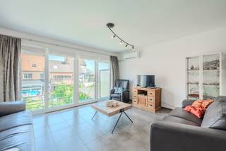 De instapklare woning heeft 4 slaapkamers en is gelegen op een toplocatie in centrum Middelkerke. Er is een ruime inpandige garagebox en aangename tuin. De woning is zeer lichtrijk en heeft verschillende terrassen en een tuin waarop u volop kan genieten van de zon! Naast de inpandige garagebox is er ook de mogelijkheid om een staanplaats aan te kopen vlak aan de woning!<br /><br />Indeling: <br />*Gelijkvloers<br />- Inkomhall<br />- Inpandige garagebox <br />- Gastentoilet<br />- Slaapkamer 1 (18m²), tevens ideaal als bureau of extra ruimte<br />- Leuke tuin met ochtend- en middagzon<br /><br />*Eerste verdieping<br />- Woonkamer met terras met toegang (trap) tot tuin<br />- Mooi uitgeruste keuken met toestellen van o.a AEG en Miele<br />- Zongericht terras (zuid-west) met extra berging <br /><br />*Tweede verdieping<br />- Slaapkamer 2 (18 m²)<br />- Slaapkamer 3 (8 m²)<br />- Slaapkamer 4 (10 m²)<br />- Badkamer voorzien van bad, lavabo en toilet<br />- Berging met aansluiting wasmachine<br /><br />*Zolderruimte<br /><br />Troeven:<br />- Instapklare woning<br />- Ruime slaapkamers<br />- Lichtrijke woning<br />- Aangename terrassen en tuin<br />- Voorzien van airco<br />- Voorzien van 11 zonnepanelen <br />- Voorzien van ventilatie (type C)<br />- Topligging in centrum Middelkerke<br />- Ruime inpandige garagebox<br />- Mogelijkheid tot aankoop van extra staanplaats<br /><br />Interesse in deze ruime bel-étage woning in centrum Middelkerke met tuin? Contacteer ons kantoor vandaag nog voor een plaatsbezoek!<br /><br /><br />Bestuursmaatregelen in het maatregelenregister: nee