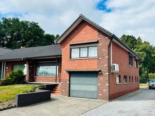Leuke splitlevel op een mooi ruim perceel. Dit type woning wordt gekenmerkt door meer openheid en speelsheid door het gebruik van...