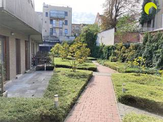 Dans ce quartier agréable, juste à côté du parc municipal au cœur d'Anvers, nous trouvons cette maison moderne au milieu de la verdure avec...