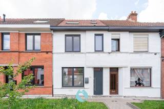 Deze knap gerenoveerde woning is gelegen in een rustige woonwijk vlakbij talloze winkels, openbaar vervoer (tram en bus), UZ Gent en E40/E17/R4,...De...