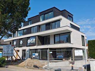 Residentie Les Moineaux is een nieuwbouwproject centraal gelegen tussen de Zeedijk en de winkelstraat van Koksijde-Bad. De moderne uitstraling van het gebouw komt volledig tot zijn recht in het straatbeeld. Alle appartementen zijn bijna energie neutraal en worden geothermisch verwarmd.<br /><br />Het appartement bevindt zich op het eerste verdiep en werd op plan ingedeeld als volgt:<br />Inkom, apart toilet, badkamer, 2 slaapkamers, leefruimte met open keuken en berging, 1 terras.<br /><br />Verplicht aan te kopen staanplaats en kelderberging, niet in de prijs inbegrepen.<br /><br />Oppervlakte appartement: 89 m²<br />Oppervlakte terras: 6 m²