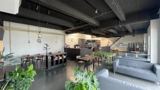 Horecapand te huur met een totale oppervlakte van 150m².<br />Dit pand geniet van een authentieke waterfrontligging in een omgeving waar wonen, toerisme, horeca en maritieme activiteiten samenkomen. De nabijheid van de jachthaven, de kust en de haven creëert een interessante mix van bezoekers en lokale klanten, ideaal voor uiteenlopende commerciële activiteiten.<br /><br /><strong><u>Benaderende OPPERVLAKTEN:</u></strong><br />Totale oppervlakte: 150m²<br /><br /><u><strong>INDELING:</strong></u><br />Gelijkvloers (150m²): cafetaria<br /><br /><u><strong>GROTE TROEVEN van dit handelspand:</strong></u><br />- Voldoende parkeergelegenheid<br />- Vlotte bereikbaarheid nabij de jachthaven van Zeebrugge<br /><br /><u><strong>Bijzonderheden</strong></u><br />- Korttijdige bezetting<br />- Onmiddellijk beschikbaar<br /><br /><br />- Onze referentie op<strong> </strong><strong>www.centro.be</strong>: <strong>L0199 - 7</strong><br />- <strong>Interesse?</strong> Neem dan vandaag nog contact voor meer info of bezichtiging:<strong> </strong><strong>050700102</strong><strong>.</strong><br /><br /><strong>CENTRO | </strong><strong>BEDRIJFSVASTGOED </strong>is reeds 24 jaar <u>gespecialiseerd in de bemiddeling van commercieel- en bedrijfsvastgoed</u> in West- en Oost-Vlaanderen.<br /><strong>Wilt u ook weten hoeveel uw bedrijfsgebouw waard is?</strong><br />Contacteer ons vrijblijvend voor een marktconforme waardebepaling van uw pand. <br />