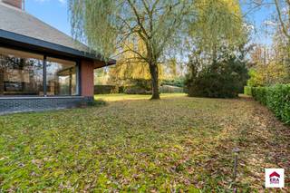 <p>Te koop: karaktervolle architectenwoning (bungalow) in open bebouwing te Asse, gelegen in een rustige straat en omgeven door groen.</p>
<p> </p>
<p>Deze gelijkvloerse woning uit 1973 biedt een slimme en praktische indeling op een ruim perceel van 21a13ca. De ligging in een landelijke omgeving garandeert rust en privacy, terwijl de garage en grote tuin van 1854 m² extra comfort en gebruiksmogelijkheden bieden. De architectuur en indeling maken het huis bijzonder geschikt voor wie houdt van ruimte en overzicht.</p>
<p> </p>
<p>Belangrijkste ruimtes:<br />• Ruime woonkamer (46,6 m²) met veel lichtinval<br />• Eetkamer (11,6 m²) aansluitend op de keuken<br />• Keuken (26,6 m²) met toegang tot het terras<br />• Slaapkamer met dressing (31,1 m²)<br />• Badkamer (20,4 m²)<br />• Inkomhal (7,75 m²)<br />• Berging (8,2 m²)<br />• Dubbele garage (47,8 m²)<br />• Zolder (14,2 m²)<br />• Terras (57 m²) en grote tuin (1854 m²)</p>
<p> </p>
<p>Troeven:<br />• Architectenwoning met praktische gelijkvloerse indeling<br />• Rustige ligging in groene, landelijke omgeving<br />• Ruim perceel met grote tuin en garage</p>
<p> </p>
<p>Neem vandaag nog contact op met je ERA-makelaar voor een bezoek.</p>
<p> </p>
<p>JOUW DROOMHUIS. ZO GEVONDEN!</p>