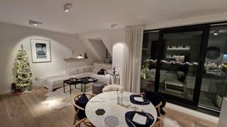 Elegant en hoogwaardig afgewerkt appartement met 1 slaapkamer. Mooie inkomhal met glasdeur, douchekamer met toilet. Lichtrijke living met open keuken en terras. Tussenruimte met ingemaakt bureau in hoogwaardige materialen. Ruime slaapkamer met ingemaakte kasten, badkamer met ligbad en een tweede , ruim terras. Inclusief autostaanplaats, fietsenberging en kelder. Een stijlvolle en comfortabele woonplek met oog voor detail.
extra kosten: €40 individueel verbruik / maand