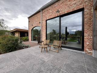 De bouw van deze exclusieve eigendom werd gefinaliseerd in 2024 en onderscheidt zich door haar uitzonderlijke ruimte, hoogwaardige afwerking en prachtige ligging.<br /><br />Via de ruime inkomhal, voorzien van een gastentoilet en vestiairehoek, brengt een elegante stalen deur met glaspartijen u naar de lichtrijke leefruimte. Vanuit de zithoek, eetplaats en volledig uitgeruste keuken geniet u telkens van de prachtige, weidse vergezichten. Dankzij de ligging op een heuvel komt het omliggende landschap hier optimaal tot zijn recht.<br /><br />De keuken is volledig uitgerust en biedt bovendien een bijzonder ruime hoeveelheid kastruimte. De ingemaakte kasten werden consequent doorgetrokken over de volledige woning en zorgen zowel in de leefruimte, keuken, bijkeuken, slaapkamers als badkamers voor een stijlvolle en praktische afwerking.<br /><br />Aansluitend aan de keuken bevindt zich de ruime bijkeuken, uitgerust met aansluitingen voor wasmachine en droogkast op comfortabele hoogte, evenals een praktische koelcel.<br /><br />Op de bovenverdieping bevinden zich vier ruime slaapkamers, elk voorzien van een eigen en-suite badkamer. De zolderverdieping loopt over de volledige woning door en biedt tal van mogelijkheden. Dankzij de vaste trap is deze ruimte vlot toegankelijk en kan ze perfect worden ingericht als extra bergruimte, bureau, hobbyruimte of speelkamer.<br /><br />Het voorste gedeelte van de woning beschikt over een afzonderlijke inkomdeur en werd ingericht als een volwaardige studio. Deze omvat een keuken, badkamer, afzonderlijk toilet en een trap naar de bovenverdieping, waar de multifunctionele ruimte naar wens kan worden ingericht als extra slaapkamer, bureau, hobbyruimte, fitnessruimte of andere leefruimte.<br /><br />Ook buiten zet het gevoel van ruimte en rust zich verder. De tuin met deels overdekt terras vormt de ideale plek om in alle privacy te genieten van de rustige omgeving. De landelijke ligging en het omliggende groen zorgen ervoor dat u hier thuiskomt in een ware oase van rust.<br /><br />De afzonderlijke garage biedt niet alleen een beschutte en veilige plaats voor uw wagen, maar zorgt eveneens voor extra bergruimte.<br /><br />Een uitzonderlijke eigendom die ruimte, comfort, hoogwaardige afwerking en landelijke charme op een unieke manier combineert.<br />Een ware parel in het prachtige, landelijke Zwalm.