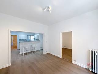 <p>BRUSSELS, right in the city centre, between the Stock Exchange and Rue du Midi, on a quiet street, close to public transport and numerous shops, a 2-bedroom flat + study offering approximately 94m² of living space, comprising a living room of approximately 13.5m², a fully fitted kitchen (oven, hobs, extractor hood, fridge-freezer, dishwasher, washing machine connection), a bedroom of approx. 13.5m², a hallway leading to the bedrooms, a separate toilet, a bathroom (bath, washbasin), a study of approx. 9m² with storage, and a bedroom of approx. 9m² with storage. Service charges of €140/month (communal areas, lift, heating). Available 01/09/2026! Energy performance rating: D. Dimensions are for guidance only.</p>
<p><u>On the 1<sup>st</sup> floor</u>:</p>
<ul>
<li>Living room of approx. 13.5m² (3.4 x 3.8)</li>
<li>Fully fitted kitchen with breakfast bar (oven, hobs, extractor hood, fridge/freezer, dishwasher, washing machine connection)</li>
<li>Bedroom of approx. 14.5m² (3.2 x 4.5)</li>
<li>Hallway with separate toilet</li>
<li>Bathroom (bath, washbasin)</li>
<li>Bedroom of approx. 9m² with storage (3.4 x 2.6)</li>
<li>Study of approx. 9m² with storage (3.4 x 2.6)</li>
</ul>
<p>Service charge: €140/month (communal areas, lift, heating)</p>