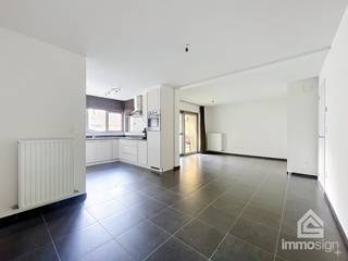 PLUSPUNTEN:<br />+ bewoonbare oppervlakte: 71 m²<br />+ 2 slaapkamers<br />+ terras<br />+ kelderberging<br />+ onmiddellijk beschikbaar<br />+ gemeenschappelijke kost: €45<br /><br />ALGEMEEN:<br />Op een uitstekende locatie in het centrum van Bree bevindt zich dit instapklare appartement met twee slaapkamers. Dankzij de centrale ligging bevinden winkels, horeca, scholen, openbaar vervoer en andere dagelijkse voorzieningen zich op wandelafstand. Bovendien geniet u van een vlotte verbinding naar de omliggende gemeenten.<br /><br />Het appartement heeft een bewoonbare oppervlakte van 71 m² en is praktisch ingedeeld. Via de inkomhal bereikt u de lichtrijke leefruimte met aansluitende keuken, waar u geniet van een aangename woonomgeving. Verder beschikt het appartement over twee slaapkamers, een badkamer, een handige berging en een gezellig terras waar u in alle rust kunt ontspannen.<br /><br />Een extra troef is de private kelderberging, die zorgt voor extra comfort en opbergruimte. Het gebouw beschikt bovendien over een lift, wat de toegankelijkheid ten goede komt.<br /><br />Met een gunstig EPC van 117 kWh/m², de onmiddellijke beschikbaarheid en de uitstekende ligging vormt dit appartement de ideale woonst voor alleenstaanden, koppels of kleine gezinnen die comfortabel willen wonen in het hart van Bree.<br /><br />INDELING:<br />-1: berging, parkeerplaats<br />+1: inkomhal, badkamer, 2 slaapkamers, leefruimte, keuken, berging, terras<br /><br />CONTACT:<br />Wenst u een afspraak te maken voor een vrijblijvend bezoek? Stuur dan een e-mail naar info@immosign-plus.be, elke kandidaat-huurder ontvangt van ons vervolgens een vrijblijvend inlichtingenfiche. U kan best een e-mail sturen zodat wij u vervolgens direct kunnen verder helpen.