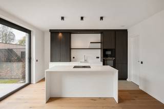 Moderne nieuwbouwwoning op rustig woonerf te GooreindDeze kwalitatief afgewerkte nieuwbouwwoning maakt deel uit van een modern, autoluw woonerf. De...