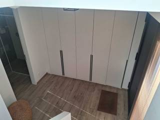 Gelegen op de grens van Mortsel en Hove vindt u deze volledig gerenoveerde woning (2020), afgewerkt met oog voor comfort en energiezuinigheid. De woning beschikt over 12 zonnepanelen, een thuisbatterij van 10 kW, EPC-label A en een conforme elektrische installatie.<br /><br />Bij het betreden van de woning komt u in de inkomhal met ingemaakte kasten en toegang tot de badkamer. Onder de trap bevindt zich de regenwaterpomp (voor toiletten) en extra bergruimte. Verder is er in de hal een apart toilet.<br /><br />De leefruimte en eetkamer vormen één open geheel en sluiten naadloos aan op de ruime, volledig uitgeruste keuken met kwalitatieve Siemens-toestellen en veel kastruimte. Aansluitend is er nog een praktische berging met technieken. De volledige benedenverdieping is afgewerkt met een onderhoudsvriendelijke tegelvloer.<br /><br />Op de bovenverdieping bevinden zich drie slaapkamers en een extra toilet, afgewerkt met laminaat.<br /><br />De woning geniet van veel natuurlijke lichtinval dankzij de grote raampartijen. Overal (behalve in de keuken en hal) zijn ondoorzichtbare screens voorzien, waardoor gordijnen overbodig zijn. De slaapkamers en het schuifraam beneden zijn uitgerust met vliegenramen.<br /><br />Qua comfort is de woning volledig mee met zijn tijd: vloerverwarming op het gelijkvloers en airconditioning (warm/koud) in elke slaapkamer. Hierdoor is er geen plaatsverlies door radiatoren. Daarnaast zijn er tal van stopcontacten met USB-aansluitingen voorzien en werken de verlichting in de hal en toiletten met automatische sensoren en timer.