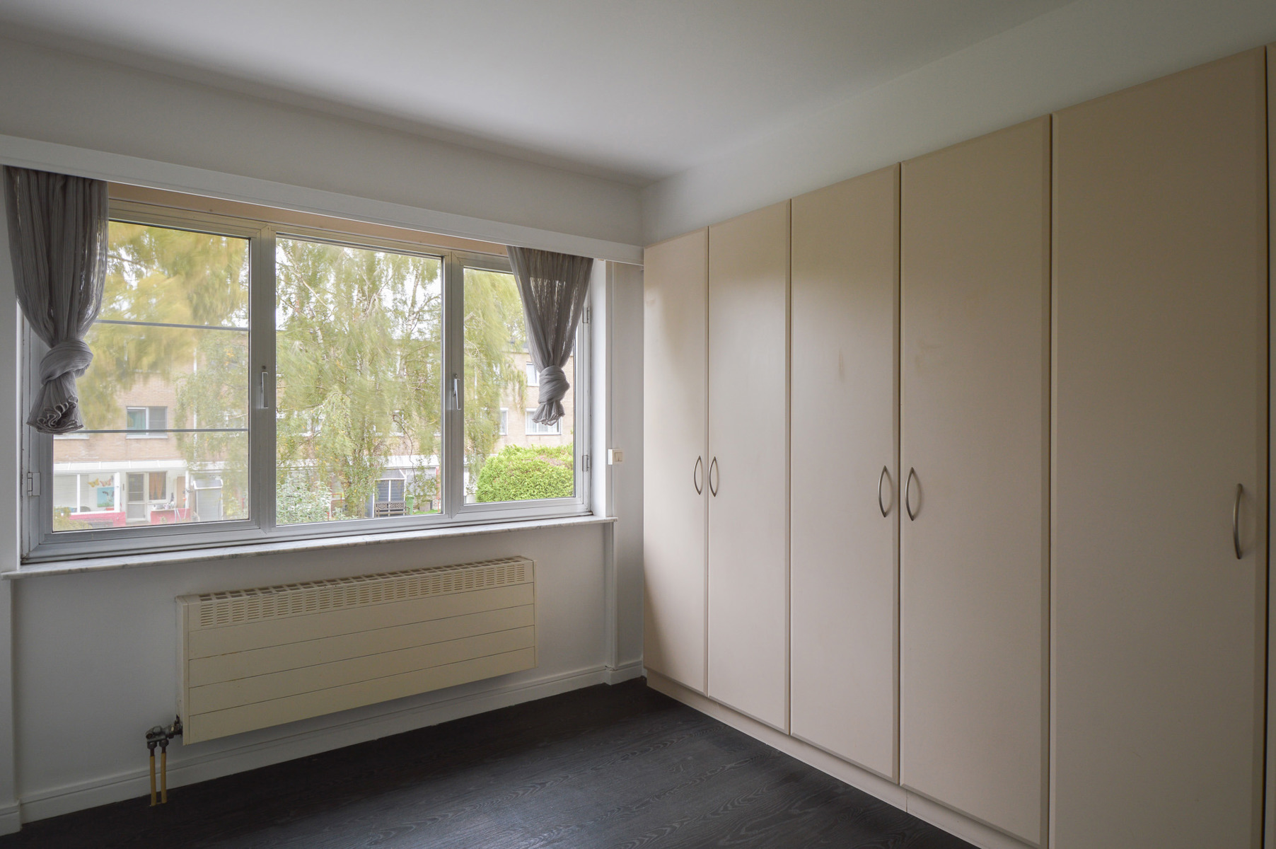 RUIM APPARTEMENT MET AUTOSTAANPLAATS - foto 4