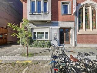 Kantoorruimte te huur in Kortrijk. De kantoorruimte is gelegen in de nabijheid van het station en diverse invalswegen. Specificaties: -...