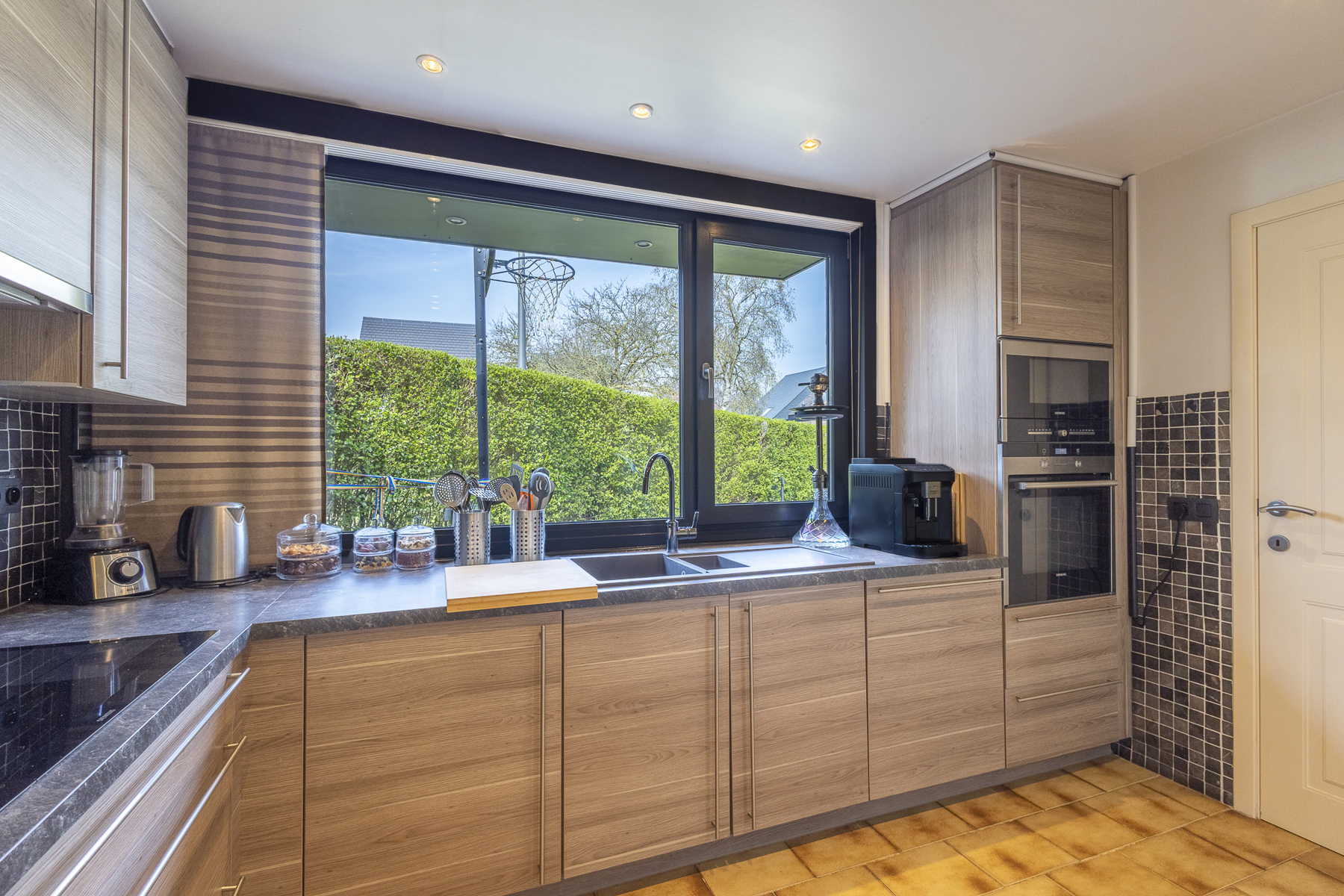 Ruime gezinswoning met 4 slaapkamers, zonnige tuin & garage - foto 5