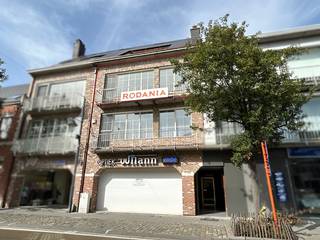 Dit ruime en lichtrijke appartement bevindt zich in het hart van Haacht, op de tweede verdieping van een verzorgde residentie met lift. Winkels en dagelijkse voorzieningen bevinden zich vlak voor de deur, waardoor u hier geniet van een uiterst centrale ligging.<br />De riante leefruimte geeft uit op het balkon. De intern gelegen slaapkamer beschikt over een raam en verluchting naar de leefruimte.<br /><br />✨ 𝗜𝗻𝗱𝗲𝗹𝗶𝗻𝗴:<br />Lichtrijke leefruimte met balkon | Open keuken (kookplaat, dampkap, spoelbak)<br />Inkomhal met inbouwkasten | Afzonderlijk toilet<br /> 1 slaapkamer met inbouwkasten | Badkamer met ligbad en lavabo in meubel <br /><br />✨ 𝗗𝗶𝘃𝗲𝗿𝘀𝗲𝗻:<br />Kelderberging | Zonnescreens in leefruimte<br />Lift in het gebouw | CV op gas met radiatoren | Waterontharder <br />Maandelijkse provisie van € 70 voor gas (verwarming) en water.<br /><br />🗝️ 𝗣𝗿𝗮𝗸𝘁𝗶𝘀𝗰𝗵𝗲 𝗵𝘂𝘂𝗿𝗶𝗻𝗳𝗼𝗿𝗺𝗮𝘁𝗶𝗲<br />Huurprijs: € 860 p.m. incl. gem. kost. | Hwb: 3 maanden<br />Prov. water & gasverbruik app.: € 70 p.m. <br />Individuele teller E | EPC-label B <br />HC.: woninghuur (1 jaar overgaand in 9 jaar) <br />Beschikbaar vanaf 01 november 2026 <br />Plaatsbeschrijving door expert op gem. kosten (50/50)<br /><br />📞 Interesse? Contacteer ons snel voor een bezoek via mail mét vermelding telefoonnummer: info@dekrem.be. <br />Bekijk meer info op onze website: www.dekrem.be.