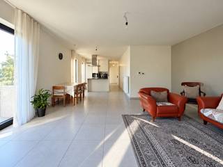 <p><strong>BEZOEK AANVRAGEN ENKEL VIA DE WEBSITE IMMODAVINCI.BE<br /><br />LIGGING</strong><br />Dit appartement is gelegen in de Gestichtstraat en bevindt zich op de eerst verdieping van de residentie "Greenview”. Dankzij de ligging nabij de Zwijnaardsesteenweg en de belangrijke invalswegen geniet u van een vlotte bereikbaarheid met zowel de wagen als het openbaar vervoer. In de directe omgeving bevinden zich verschillende winkels, scholen en dagelijkse voorzieningen. Ook het centrum van Gent, Gent-Sint-Pieters, het Technologiepark en het UZ Gent bevinden zich in de nabije omgeving.<br /><br /><strong>INDELING<br /></strong>Via de inkomhal komt u terecht in de<strong> </strong>ruime en lichtrijke leefruimte met een open, volledig geïnstalleerde keuken. Dankzij de grote raampartijen geniet de leefruimte van veel natuurlijke lichtinval en heeft u rechtstreeks toegang tot het ruime terras. De open keuken is uitgerust met kwalitatieve toestellen en beschikt over voldoende opbergruimte. Verder omvat het appartement drie volwaardige slaapkamers, een moderne badkamer met dubbele lavabo en inloopdouche, een afzonderlijk toilet en twee praktische bergingen waarvan 1 met aan-en afvoer wasmachine. Als extra troef beschikt het appartement over een private parkeerplaats.<br /><br />Huurprijs appartement: € 1.100 / maand <br />Huur staanplaats: € 75 / maand <br />Forfait gemeenschappelijke kost: € 85 / maand<br />Huurovereenkomst: 3 jaar<br />Beschikbaar: 1/1/2027<br /><br />BEZOEK AANVRAGEN ENKEL VIA DE WEBSITE IMMODAVINCI.BE</p>