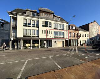 Op de Werft in Geel vinden we dit ruime 2-kamerappartement met groot terras terug. Dankzij deze ligging op wandelafstand van de markt bevinden alle mogelijke voorzieningen zich in de directe omgeving. Een bijhorende ondergrondse staanplaats zorgt voor een vlotte bereikbaarheid.<br /><br />Beschrijving:<br />Via de inkomhal met apart gastentoilet betreden we dit lichtrijke appartement. De ruime leef- en eetruimte met parketvloer gaat naadloos over in de volledig uitgeruste keuken met recente en kwalitatieve toestellen. Vanuit de eetkamer geniet men van het vrije uitzicht over de werft. Vervolgens brengt de nachthal ons de badkamer met douche, toilet en wastafel. Vervolgens zijn er nog 2 volwaardige slaapkamers, voorzien van rolluiken. Als extra troef is er het ruime terras achteraan het appartement waar het heerlijk vertoeven is.<br /><br />De ondergondse autostaanplaats dient verplicht bij aangekocht te worden voor een meerprijs van €20.000.<br /><br />Extra:<br />- Conforme elektriciteit<br />- Gunstig EPC-label: B met recente condensatieketel op gas<br />- Parkeermogelijkheden voor de deur<br /><br />Voor meer info of een bezoek contacteer ons via info@vastengoed.be of via 014/72 73 74.<br /><br />Wenst u een gratis schatting van uw eigendom? Contacteer ons via 014/72 73 74.