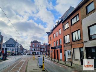 Deze opbrengsteigendom met <strong>6 slaapkamers</strong> bevindt zich op slechts <strong>1 kilometer van het centrum van Gent</strong>.<br /><br />Op het gelijkvloers bevinden zich een gemeenschappelijke keuken, een gemeenschappelijke sanitair gedeelte en 2 slaapkamers. Achteraan de woning is er toegang tot de gemeenschappelijke <strong>tuin</strong> van 40m². De eerste verdieping telt twee slaapkamers, op de bovenste verdieping bevinden zich nog twee bijkomende slaapkamers. De woning beschikt over een <strong>conformiteitsattest</strong> voor verhuur en een<strong> conforme elektrische installatie</strong>. Mits een grondige opfrissing of renovatie kan je deze opbrengsteigendom omvormen tot een hedendaagse en aantrekkelijke kamerwoning nabij het centrum van Gent en in de onmiddellijke nabijheid van Dok-Noord. Alle kamers zijn momenteel verhuurd. <br /><br />Interesse in deze gunstig gelegen opbrengsteigendom? <strong>Contacteer Gijs</strong> voor een bezoek ter plaatse via <strong>0494 84 48 24</strong> of <strong>gijs@convas.be</strong><br /> 