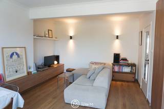 *Bezoekmoment op woensdag 16/09/2026 van 19 uur tot 20 uur*<br /><br />Dit lichtrijke appartement bevindt zich in de Pastoor van Dijckstraat 11, op wandelafstand van zowel het centrum als het station van Hasselt. Het appartement maakt deel uit van een kleinschalig appartementsgebouw met acht appartementen en beschikt over een mooi, vrij uitzicht zonder inkijk.<br /><br />Het appartement werd volledig gerenoveerd in 2021. Via de inkomhal met vestiaire kom je binnen in het appartement. De aangename leefruimte geniet van veel natuurlijke lichtinval en is voorzien van een ingebouwde zitbank en tv-meubel. Aansluitend vind je de volledig uitgeruste moderne keuken met eiland en composiet werkblad voorzien van koelkast, combi-oven, vaatwasser, kookplaat en dampkap. Er is ook een ingebouwde kast voorzien met aansluitingen voor een wasmachine en droogkast.<br />Het appartement heeft twee slaapkamers, beide voorzien van en een gordijnenwand waarachter je extra kastruimte kan voorzien. Vanuit de tweede slaapkamer heb je toegang tot het balkon. Er zijn rolluiken aan beide slaapkamers.<br />De badkamer beschikt over een lavabomeubel met spiegelkast en een bad/douche met douchewand.<br />Er is een apart toilet in de inkomhal.<br /><br />Het gebouw beschikt over een lift en in de kelder is er een gemeenschappelijke fietsenstalling die zowel via de hal als via de garagepoort bereikbaar is.<br />Ruime parkeergelegenheid op straat via gratis bewonersparkeren.<br /><br /><strong>Troeven:</strong>
<ul>
<li>Lage maandelijkse kosten van € 65/maand</li>
<li>Volledig uitgeruste keuken</li>
<li>Twee volwaardige slaapkamers</li>
<li>EPC B</li>
<li>Lift in het gebouw</li>
</ul>
Beschikbaarheid te bespreken. Ten vroegste 1/11/2026.<br /><br />Interesse? Laat je gegevens achter via de knop ‘Ik ben kandidaat’ op onze website.<br />Bevestig je aanwezigheid via carine@optie-m.be