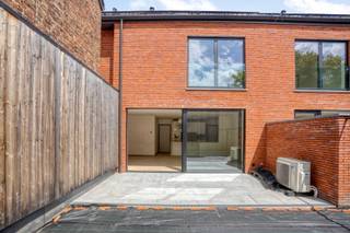 Een moderne, energiezuinige nieuwbouwwoning met EPC -9 of label A+.<br />Geniet van het voordeeltarief van 6% btw!<br /><br />Laat je verwonderen door de ruimte die deze woning biedt, door het zalig rustige terras en ingesloten tuin. Alle modern comfort is aanwezig.<br /><br />Indeling van de woning: <br />- inkomhal: stijlvolle voordeur met spiegelglas, vestiaireruimte en gastentoilet; <br />- leefruimte & keuken: open keuken, volledig ingericht, met kookeiland voorzien voor krukjes. <br />- ruime woonkamer met veel lichtinval en groot schuifraam naar terras en tuin; <br />- terras: het grote terras is volledig betegeld, de tuin is ommuurd en met bekleed met een houten plankenwand, het terras is zuidwest gericht; <br />- berging/wasplaats: ruim en aansluitend op de keuken; <br /><br />Verdieping: <br />- 2 ruime slaapkamers, waarvan één met inloopdressing; <br />- aparte kamer voor luxe dressing voor hem en haar, of een thuisbureel; <br />- ruime badkamer met instapdouche, dubbele lavabo met kasten. De aansluitingen voor een ligbad zijn reeds voorzien.<br />- apart toilet.<br /><br />Zolderverdieping: <br />- vaste trap naar de prachtige zolderkamer, ideaal als luxe slaapkamer, tienerkamer, hobby of thuiswerk... <br />- aparte technische ruimte met warmtepomp.<br /><br />Carport: ruim en praktisch, voorzien van stopcontact en kraan.<br /><br />Woning afgewerkt in een strakke architectuur, rode baksteen, zwart aluminium schrijnwerk en hoogwaardige afwerking. Dankzij grote raampartijen geniet je van veel licht en een optimaal wooncomfort. Energiezuinig en modern.<br /><br />Wist je dat? In deze BEN-(Bijna Energie Neutrale) woning betaal je de eerste 5 jaren slechts 50% onroerende voorheffing! <br /><br />De plannen kunt u downloaden via onze website.<br /><br />INTERESSE? Maak dan telefonisch een afspraak voor bezichtiging op ons nummer 012 23 00 23 of mail uw vragen aan roland@immo-leroi.be.