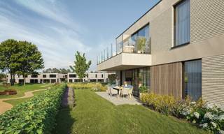 Dit compacte gelijkvloers appartement is ideaal als starterswoning, investering of voor wie comfortabel en gelijkvloers wil wonen. Residentie Cori ligt centraal in een nieuwe groene woonwijk in Evergem, dichtbij Gent.<br /><br />Het appartement heeft een bewoonbare oppervlakte van 90 m² en is ingedeeld met een open leefruimte en keuken, 1 ruime slaapkamer, badkamer, toilet en praktische berging. Het terras van 17 m² maakt het plaatje compleet.<br /><br />Je woont hier zorgeloos en energiezuinig dankzij een warmtepomp, vloerverwarming, zonnepanelen en ventilatiesysteem met warmterecuperatie.<br /><br />De sleutel-op-de-deur afwerking laat je toe om alles naar jouw smaak in te richten. Je beschikt bovendien over een ondergrondse garage en private berging.