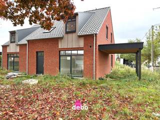 Moderne en energiezuinige nieuwbouwwoning met zonnige tuin in het rustige Sint-Denijs<br />In het charmante en groene Sint-Denijs bevindt zich deze prachtige nieuwbouwwoning op een perceel van 452 m², ideaal voor wie op zoek is naar een moderne gezinswoning met een warme en tijdloze uitstraling.<br />Indeling<br />Op de gelijkvloerse verdieping word je verwelkomd in een lichtrijke en ruime leefruimte met moderne afwerking. De volledig uitgeruste keuken bevindt zich aan de voorzijde van de woning en is praktisch ingedeeld. Aansluitend is er een grote berging, die zorgt voor extra comfort en opbergruimte.<br />Op de eerste verdieping bevinden zich:<br />3 volwaardige slaapkamers<br />een stijlvolle badkamer met zowel bad als douche<br />een apart toilet<br />Buitenruimte<br />De woning beschikt over een ruime, zonnige tuin, ideaal voor kinderen, ontspanning en gezellige zomeravonden. Daarnaast is er een carport naast de woning.<br />Troeven<br />✔ Perceeloppervlakte: 452 m²<br />✔ Lichtrijke leefruimte met moderne afwerking<br />✔ Volledig uitgeruste keuken<br />✔ Ruime, zonnige tuin<br />✔ Carport naast de woning<br />✔ Energiezuinige nieuwbouw met moderne technieken en zonnepanelen<br />✔ Rustige, groene ligging met vlotte bereikbaarheid van invalswegen en voorzieningen<br />Financieel<br />De vermelde prijs is exclusief registratierechten en btw.<br />Aankoop onder het btw-stelsel (21% op de constructie).<br />De woning wordt nog tot in de puntjes afgewerkt.<br />Deze nieuwbouwwoning combineert modern wooncomfort, energiezuinigheid en een rustige ligging in een doordachte en functionele indeling — de perfecte thuis voor wie houdt van ruimte, licht en kwaliteit.<br />Interesse? Contacteer ons gerust voor meer info of een bezoek ter plaatse.