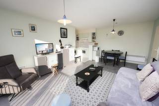 Ce charmant appartement lumineux bénéficie d'un emplacement paisible dans le quartier agréable de Mariakerke, à proximité du Zeedijk, des commerces, des restaurants et des transports en commun. Un emplacement idéal pour ceux qui recherchent un cadre de vie tranquille tout en profitant de toutes les commodités.<br /><br />Situé au deuxième étage, l'appartement s'ouvre sur un hall d'entrée desservant les différentes pièces. Le séjour lumineux avec coin repas bénéficie d'une belle lumière naturelle et s'ouvre sur une terrasse exposée plein sud par une baie vitrée coulissante, où vous pourrez profiter du soleil en toute tranquillité. La cuisine américaine est fonctionnelle et équipée d'une plaque de cuisson électrique, d'un four et d'un réfrigérateur.<br /><br />L'appartement comprend également une salle de bains rénovée avec une douche à l'italienne moderne, un lavabo et des toilettes, ainsi qu'une chambre spacieuse et confortable. Caractéristiques supplémentaires :<br /><br />• Local à vélos disponible dans l’immeuble<br /><br />• Construction : 1991<br /><br />• Possibilité de louer un garage à proximité<br /><br />Un appartement idéal comme résidence principale, secondaire ou investissement, dans un emplacement privilégié près de la mer.<br /><br />Pour une visite ou plus d’informations, veuillez nous contacter par téléphone au 0495/50.69.20 ou par courriel à nicolas@jolieinvest.be