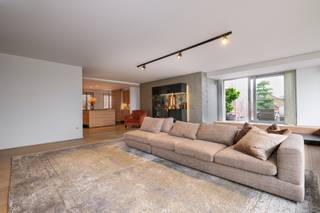 Geniet van volledige rust en privacy in combinatie met een adembenemend weids groen uitzicht in deze uitzonderlijke penthouse van 153 m2 met...