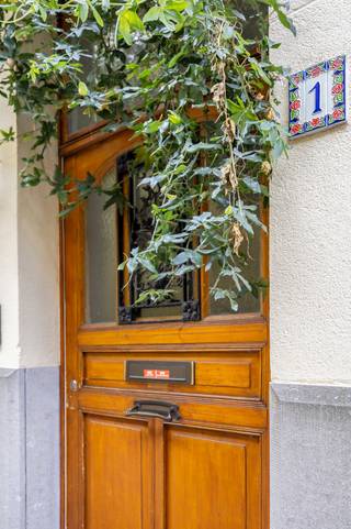 <p>Gelegen midden in het historische centrum van Lier vinden we deze charmante rijwoning met een leuke stadskoer. De locatie is ideaal, op wandelafstand van alle leuke plekken die deze heerlijke stad te bieden heeft.</p>
<p>Deze woning heeft een bewoonbare oppervlakte van ca 85m² en beschikt over een stadkoer op het gelijkvloers.</p>
<p>Indeling:</p>
<p>Op de gelijkvloerse verdieping kom je via de inkomhal met gastentoilet in een open keuken met eetkamer. Aansluitend is er de stadkoer. De eerste verdieping is momenteel in gebruik als leefruimte maar kan uiteraard ook een extra kamer worden. Op de tweede en hoogste verdieping is er momenteel een slaapkamer met aansluitend badkamer.</p>
<p>De ramen werden vernieuwd in 2001 en de cv ketel op aardgas in 2007.</p>
<p></p>
<p>Voor meer info of een bezoek aan deze woning kan u, ook buiten de kantooruren en tijdens het weekend, steeds contact opnemen met Vincent op 0475/210086 of vincent@reds.be</p>