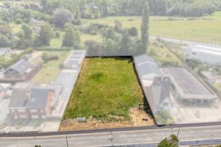 Prachtig perceel van 8a35 voor een halfopen bebouwing<br />Gelegen in een groene omgeving te Roosdaal<br />Makkelijke toegang tot de nodige toevalswegen, openbaar vervoer en alle nutsvoorzieningen.<br /><br />Bouwmogelijkheden: <br />bouwdiepte gelijkvloers: maximum 15m <br />bouwdiepte verdieping: maximum 12m<br />bouwbreedte maximaal 8,30m <br />zijdelinkse bouwvrije stroken van 3m<br /><br />Stedenbouwkundige voorschriften en plan te raadplegen via anthony@ living-stone.be of 0468/15.26.46