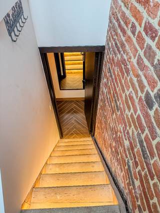 Studio unique et rénové de haute qualité à louer dans la charmante rue Bogaarden. Idéalement situé pour les navetteurs et les amateurs de vie...