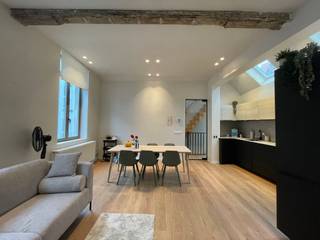 Een bezoekmoment aanvragen kan via onze website: https://vicusvastgoed.be/nl/te-huur .<br />Ga naar het respectievelijke pand en klik op ‘bezoek aanvragen’.<br />Na invullen van ‘mijn huurprofiel’ koppelen wij spoedig terug. <br /><br />Niet bellen!<br /><br />In het hartje van het historische centrum van Gent vinden we dit huis in een rustige, doodlopende straat vlak bij de Korenlei en het Gravensteen.<br /><br />De gelijkvloerse verdieping van de woning biedt plaats aan een inkomhal met een moderne trappenhal, een praktische berging (met aansluiting voor de wasmachine), ingemaakte kasten als extra opslagruimte en een bergplaats voor fietsen.<br /><br />Daarnaast bevat het gelijkvloers twee slaapkamers, elk met ingemaakte kasten. Verder bevat het een apart toilet en een eerste badkamer met lavabo en douche.<br /><br />Op de eerste verdieping vindt u de woonkamer met veel maatwerkkasten. De open keuken is volledig uitgerust met een vaatwasser, koelkast, diepvriezer, inductiekookplaat, oven en dampkap. Op deze verdieping bevindt zich ook de tweede badkamer, met lavabo, toilet en douche.<br /><br />Op de tweede verdieping komt u in een gang met ruime inbouwkasten. Hier vindt u de derde slaapkamer terug, die uitgeeft op een leuk terras met uitzicht op de kerktoren.<br /><br />Huurcontract van 1 jaar mogelijk. <br />Het pand heeft een EPC-label B.