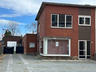 Ruime half-open bebouwing met magazijnRuime wonuing met garage en geïsoleerd en verwarmd magazijn van 173 m², centraal gelegen , dichtbij station ,...