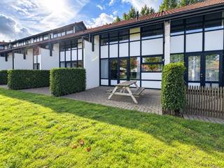 Op te knappen gemeubelde vakantiewoning gelegen in domein "Duinengolf" te Westende met een unieke centrale ligging omgeven door groen en vlak bij het strand & zeedijk;<br />Deze woning heeft nood aan een nieuwe interne renovatie waarbij het kan gerenoveerd worden naar uw eigen smaak. Met een bewoonbare oppervlakte van 84 m2 geniet de woning van 3 slaapkamers en een badkamer met inloopdouche; <br />Geen domicilie mogelijk.<br />Verkoop onder erfpacht. <br /><br /><u><strong>Indeling:</strong></u><br />Beneden: Inkom, apart toilet, leefruimte met keuken, opbergruimte;<br />Verdiep: Nachthal, 3 slaapkamers & badkamer;<br /><br /><strong><u>Troeven:</u></strong><br />- Commerciële verhuring mogelijk;<br />- Speelplein op domein;<br />- Op wandelafstand van zee, strand en duinen;<br /><br />Neem zeker contact op bij verdere vragen of om een vrijblijvend plaatsbezoek in te plannen!
