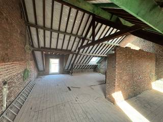 <p><strong>Te koop: Te renoveren woning met veel potentieel in een rustige omgeving</strong></p>
<p>Bent u op zoek naar een woning met karakter én ruimte, waar u nog volledig uw eigen stempel op kunt drukken? Dan is dit pand iets voor u!</p>
<p>Deze deels gerenoveerde woning bevindt zich op een royaal perceel en biedt tal van mogelijkheden. De elektriciteit is reeds vernieuwd en de ramen zijn recent vervangen, wat al belangrijke stappen zijn richting een energiezuinig en comfortabel huis. Ook het dak werd volledig vernieuwd — een grote meerwaarde voor de volgende eigenaar.</p>
<p>Binnenin is de woning nog naar eigen smaak af te werken. U beschikt over een ruime bewoonbare oppervlakte en een praktische indeling die u flexibel kunt inrichten. Achteraan de woning bevindt zich een grote, verbonden schuur met veel potentieel — ideaal als atelier, hobbyruimte of extra woonvolume.</p>
<p>Achter de schuur ligt een diepe, groene tuin die uitkomt op een aangenaam pad — perfect voor rustzoekers, gezinnen of tuinliefhebbers.</p>
<p><strong>Troeven:</strong></p>
<ul><li>
<p>Elektriciteit vernieuwd</p>
</li><li>
<p>Ramen recent vervangen</p>
</li><li>
<p>Dak volledig gerenoveerd</p>
</li><li>
<p>Grote bewoonbare oppervlakte</p>
</li><li>
<p>Verbonden schuur met mogelijkheden</p>
</li><li>
<p>Ruime tuin met toegang tot achterliggend pad</p>
</li><li>
<p>Gelegen in een rustige, groene omgeving</p>
</li></ul>
<p>Een unieke kans voor wie wil wonen en creëren op een toplocatie!</p>