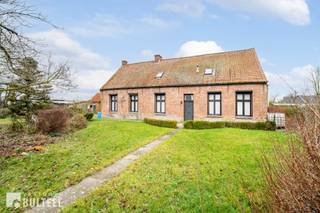 Deze te renoveren hoeve met tal van authentieke en rustieke elementen is gelegen op een ruim perceel van liefst 2053m2, waar rust, privacy...