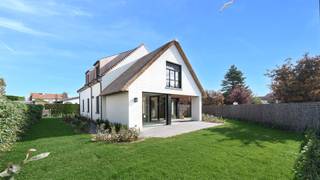 Nieuwbouwvilla gelegen op een ruim perceel te Knokke dichtbij het centrum. Gelegen op een hoekperceel aan de Acht-Meilaan te Knokke. De woning...