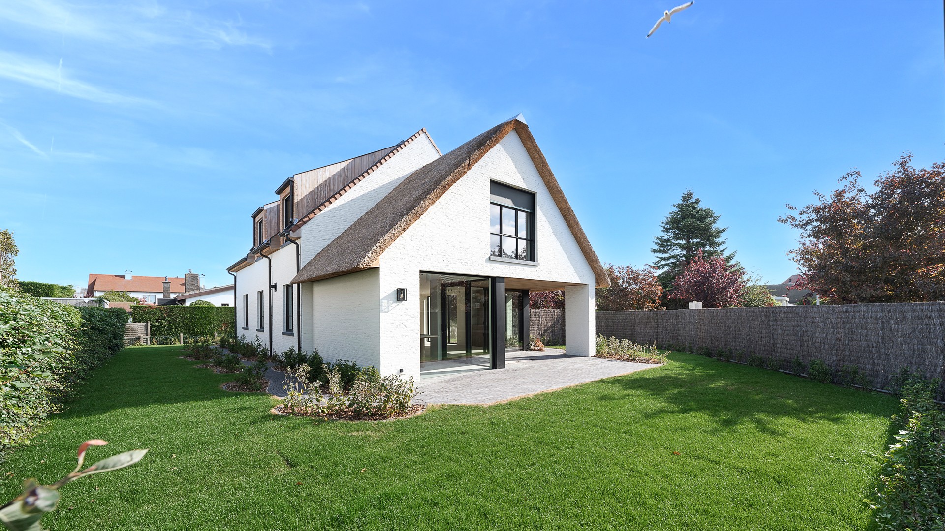 Nieuwbouwvilla gelegen op een ruim perceel te Knokke dichtbij het centrum. - photo 1