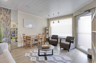 Le bâtiment commercial du rez-de-chaussée comprend une salle d'attente pratique, 3 salles de pratique fonctionnelles, une kitchenette et...