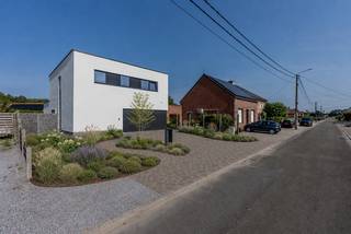 Prachtige en moderne lichtrijke woning in doodlopende straat.<br /><br />Bent u op zoek naar een moderne lichtrijke woning in een doodlopende straat? Dan is deze woning iets voor u. Met de vele grote raampartijen kan u genieten van veel natuurlijke lichtinval, wat zowel voor in te leven als voor in te werken als aangenaam wordt ervaren. Ook de leuke en tijdloze keuzes in afwerking zijn hier zeker het vermelden waard, zoals de volledig ingerichte werkruimte, moderne keuken met eiland en de glazendeur tussen inkomhal en leefruimte. Ook de westgerichte tuin met gekoppeld terras aan de leefruimte is een topper!<br /><br />Indeling gelijkvloers: inkomhal, gastentoilet, werkruimte, open leefruimte met connectie naar keuken en tuin, volledig geïnstalleerde keuken met eiland, berging, doucheruimte en garage.<br />Indeling verdieping: hoofdslaapkamer met dressing, slaapkamer 2, slaapkamer 3, apart nachttoilet, badkamer (nog in te richten) en wasplaats.<br /><br />Op vlak van ligging zitten we hier in een rustige doodlopende straat, met fiets- en wandelpaden in de directe omgeving en een vlotte verbinding naar omliggende gemeenten en de E313.<br /><br />Troeven:<br />- Moderne lichtrijke woning<br />- EPC-label B (119 kWh/(m²/jaar))<br />- Vloerverwarming<br />- Airco<br />- Steentapijt<br />- Inpandige garage met automatische poort<br />- Ligging in een rustige doodlopende straat<br /><br />Bent u geïnteresseerd in deze eigendom en wenst u een bezoek? Bel ons op het nummer 013 66 62 08 en wij helpen u graag verder.<br /><br />*de AI renders in de advertentie zijn louter ter illustratie