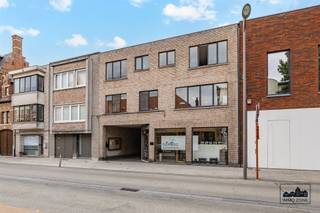 Bent u op zoek naar een instapklaar éénslaapkamerappartement mét garagebox in het hart van Sint-Gillis-Waas? Dan is dit zeker een bezoek waard!Dit...