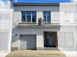 <p>In het gezellige Attenhoven wacht deze verborgen parel geduldig op zijn nieuwe eigenaar. Misschien wel op jou?<br />De locatie zet meteen haar beste beentje voor. Leuven bereik je in ongeveer 25 minuten, Brussel in een kleine 35 minuten en dankzij de vlotte aansluiting op de E40 en E314 ben je altijd snel onderweg.<br />Deze unieke woning is de ideale kans voor wie op zoek is naar comfortabel wonen met een verrassende indeling en praktische voorzieningen. Met een bewoonbare oppervlakte van 150 m² het dakterras grenzend aan de living en een leuk stadstuintje geniet je hier van ruimte, licht en een aangename woonbeleving.<br /><br />Op het gelijkvloers bevinden zich de garage met elektrische sectionaalpoort, de badkamer en twee volwaardige slaapkamers, wat zorgt voor een praktische indeling met een duidelijke scheiding tussen het woon- en slaapgedeelte.<br />via de trap bereik je de eerste verdieping, waar zich de ruime en lichtrijke leefruimte met open keuken en berging bevindt. Deze gezellige leefverdieping vormt het hart van de woning en biedt een aangename omgeving om te ontspannen of gasten te ontvangen.<br /><br />Aansluitend aan de leefruimte bevindt zich een leuk terras, waar je in alle rust kan genieten van een kop koffie of een gezellige maaltijd in openlucht. Vanuit het terras leidt een trap je naar het charmante stadstuintje, een leuke en onderhoudsvriendelijke buitenruimte met voldoende privacy.<br /><br />De woning is gelegen in een aangename buurt, op korte afstand van winkels, openbaar vervoer en andere dagelijkse voorzieningen. Dankzij de gedeeltelijke renovatie in 2005 is deze woning instapklaar en bijzonder geschikt voor starters, koppels of kleine gezinnen die op zoek zijn naar een gezellige thuis met een originele indeling.<br />Wij nodigen je graag uit om deze woning zelf te komen ontdekken en de troeven ervan met eigen ogen te ervaren.<br />Mail vandaag nog naar info@pierco.be en plan je bezoek.</p>