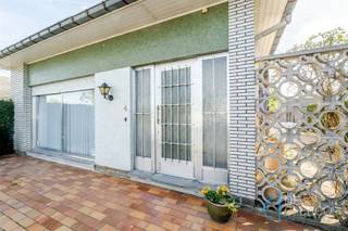 <p><span>Ruime bungalow met tal van mogelijkheden en een grote tuin te koop in het rustieke Laarne!</span></p><p><span>In een groene, landelijke omgeving te Laarne bevindt zich deze ruime bungalow met een bebouwde oppervlakte van 235 m². De woning is gunstig gelegen nabij een verbindingsweg naar het centrum van Laarne, waar u terechtkunt voor diverse winkels, diensten en andere dagelijkse voorzieningen. Tegelijkertijd geniet u hier van een rustgevend uitzicht op de omliggende weilanden en het groene landschap.</span></p><p><span>Alle ruimtes bevinden zich op het gelijkvloers, wat zorgt voor een praktische en comfortabele indeling. Via de inkomhal, voorzien van een gastentoilet, komt u in de leefruimte. Dankzij de grote raampartijen geniet deze woonruimte van een aangename natuurlijke lichtinval. De leefruimte sluit aan op de eethoek en vormt zo het gezellig hartje van de woning. Achteraan bevindt zich de landelijk ingerichte keuken, uitgerust met de basistoestellen. Aansluitend vindt u een praktische berging met extra washok. De centrale gang geeft toegang tot vier slaapkamers, zijnde 1 ruime hoofdslaapkamer en 3 bijkomende kleinere kamers die flexibel kunnen worden ingericht. De badkamer is uitgerust met een ligbad en een vernieuwd lavabomeubel.</span></p><p><span>Een absolute troef van deze eigendom is de zeer ruime, aangebouwde garage. Deze biedt niet alleen voldoende plaats voor het parkeren van voertuigen, maar kan eveneens dienstdoen als extra opslagruimte, hobbyruimte of atelier.</span></p><p><span>Ook buiten heeft deze woning heel wat te bieden. De grote, volledig omheinde tuin beschikt reeds over een moestuintje en biedt veel opties om naar eigen wens in te richten. De terrassen achteraan en aan de zijkant van de woning laten u toe om op zonnige dagen volop van buiten te genieten. Vooraan zorgt de royale oprit bovendien voor veel parkeermogelijkheden en een aangename afstand tussen de woning en de openbare weg.</span></p><p><span>Op technisch vlak beschikt de woning over een EPC-label D. De vraagprijs voor deze woning bedraagt 345.000 euro exclusief registratierechten. </span></p><p><span>Deze bungalow vormt een interessante opportuniteit voor wie op zoek is naar een ruime woning op een landelijke locatie en bereid is om mits renovatie en persoonlijke afwerking er een prachtige thuis van te maken. Dankzij de praktische gelijkvloerse indeling, de vier kamers, de grote garage en de ruime tuin biedt deze eigendom een uitstekende basis. Bent u op zoek naar een woning met veel potentieel, gelegen in een rustige groene omgeving? Aarzel niet om contact op te nemen en maak nu uw afspraak via anais@vastgoed-dc.be of de website! </span></p>