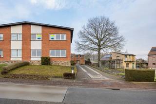 <p><strong>TE KOOP GERAARDSBERGEN<br />Te renoveren HOB op toplocatie stadsrand Geraardsbergen</strong></p>
<p>Bent u op zoek naar een woning die u volledig naar uw eigen smaak kan omvormen?<br />Dan is deze te renoveren woning aan de stadsrand een unieke kans!</p>
<p>De woning beschikt op het gelijkvloers over een aangename leefruimte, een keuken, een badkamer met bad, douchekop en lavabo, evenals een inkomhal met apart toilet. Een praktische indeling die tal van mogelijkheden biedt voor een hedendaagse renovatie.</p>
<p>Op de bovenverdieping bevinden zich 3 slaapkamers en een bureauruimte, ideaal voor gezinnen of wie vaak thuiswerkt.</p>
<p>Buiten geniet u van een bestaand terras en de mogelijkheid om een mooie tuin aan te leggen, perfect om een groene oase te creëren in de stad.</p>
<p>De woning is centraal gelegen met een vlotte verbinding naar het centrum, openbaar vervoer, scholen en winkels. Een uitstekende ligging die comfort en bereikbaarheid combineert.</p>
<p>Dé ideale opportuniteit voor handige doe-het-zelvers, investeerders of gezinnen die hun droomwoning willen realiseren.</p>
<p>Interesse?<br />Plan vandaag nog een bezoek in met Katrien: 0473/42.76.99. – katrien@cornelis-goeman.be</p>
<p>Vraagprijs: € 235.000</p>