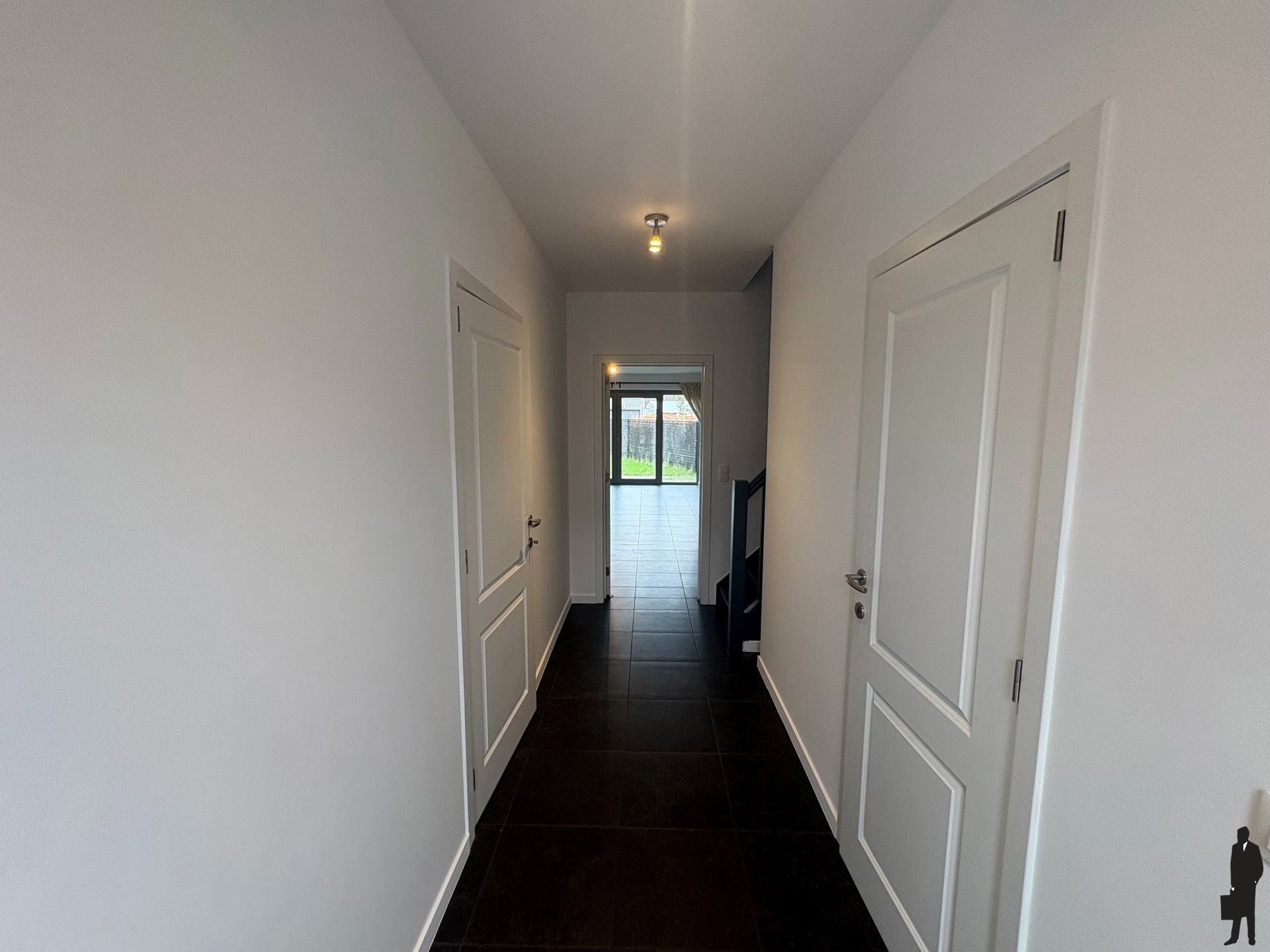 Gerenoveerde woning van ca. 172 m² met 3 slpk, inpandige garage en ruime tuin. - foto 3