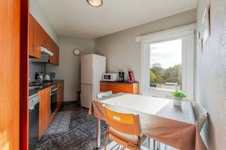 <strong>Oostduinkerke: hoekappartement met twee slaapkamers en veel natuurlijke lichtinval te koop.</strong><br /><br />Instapklaar hoekappartement met twee slaapkamers, ideaal voor wie comfort en kwaliteit zoekt. Dankzij de vele raampartijen geniet u van een overvloed aan natuurlijk licht. De energiezuinige EPC-score C en de conforme elektriciteitskeuring bieden extra gemoedsrust. Gelegen op een gunstige locatie met vlotte verbindingen naar winkels en openbaar vervoer. Een unieke kans om zorgeloos te wonen of te investeren!<br /><br /><strong>Indeling:</strong><br />Gelijkvloers: inkomhal, badkamer met toilet, twee slaapkamers, leefruimte met toegang tot de keuken.<br /><br /><strong>Troeven:</strong>
<ul><li>Veel natuurlijk lichtinval.</li><li>EPC Ben conforme elektriciteit.</li><li>Inclusief een kelder.</li></ul>
Meer informatie? Contacteer Arne Dewitte via 058 53 37 40.