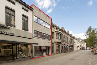<p>In de sfeervolle Sint-Antoniusstraat, pal in het centrum van Turnhout, bevindt zich dit veelzijdige handelspand met duplexappartement en een bewoonbare oppervlakte van maar liefst 306 m². De locatie is een uitgesproken troef: een charmante straat met historisch karakter, op wandelafstand van winkels, horeca en openbaar vervoer, en tegelijk opvallend rustig gelegen.</p>
<p>Het gelijkvloers bestaat uit een ruime, open handelsruimte die dankzij meerdere lichtkoepels baadt in natuurlijk daglicht. Achteraan zijn een praktische berging en een afzonderlijk toilet voorzien. Deze verdieping leent zich uitstekend voor diverse commerciële invullingen.</p>
<p>Op de eerste verdieping bevindt zich een aangename, lichtrijke leefruimte met aansluitend een ruime keuken, uitgerust met vaatwasser, oven en koelkast. Daarnaast zijn er een handige berging en een apart gastentoilet.</p>
<p>De tweede verdieping omvat twee volwaardige slaapkamers, waarvan één met dressingruimte. De badkamer is uitgerust met een douche, lavabo en toilet. Aan de achterzijde bevindt zich een compact balkon dat een gezellige buitenruimte creëert midden in de stad.</p>
<p>Verder beschikt het pand over een ruime kelder, ideaal als extra opslag- of bergruimte.</p>
<p>Dit pand valt onder de renovatieverplichting van de Vlaamse overheid voor residentiële gebouwen (tenzij bij sloop binnen de 5 jaar na aankoop). Meer informatie is beschikbaar via het Vlaams Energie- en Klimaatagentschap.</p>
<p><strong>Troeven op een rij:</strong></p>
<ul>
<li>Lichtrijke handelsruimte met veel potentieel</li>
<li>Mogelijkheid tot een aparte inkom voor het woongedeelte</li>
<li>Interessant investeringspand met aantrekkelijk verhuurpotentieel</li>
</ul>